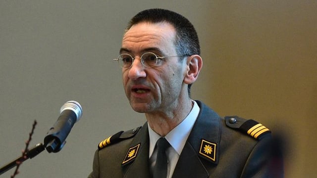 Stefan Holenstein am Rednerpult vor einer Standarte der SOG (Schweizer Fahne). Stefan Holenstein am Rednerpult vor einer Standarte der SOG (Schweizer Fahne).