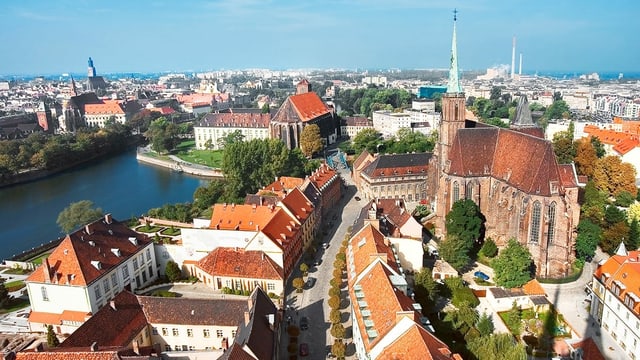 Eine Kirche, umringt von Häusern, an einem Fluss. Eine Kirche, umringt von Häusern, an einem Fluss.