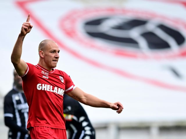 Michael Frey hebt den Zeigfinger