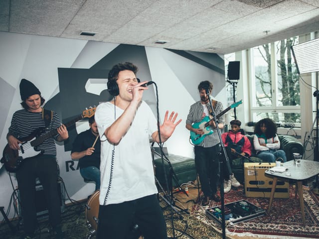 Mit Inbrunst: Pedestrians aus Baden AG coverten den Song «Captain» der Genfer Sängerin Danitsa.