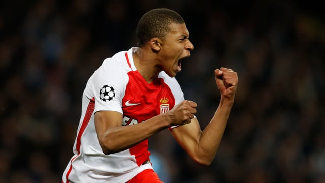 Kylian Mbappé jubelt auf dem Rasen. Kylian Mbappé jubelt auf dem Rasen.
