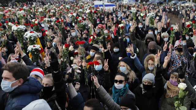 Hunderte Personen versammeln sich anlässlich der Beerdigung von Demonstrant Roman Bondarenko und machen zum Zeichen des Protests das Friedenszeichen Hunderte Personen versammeln sich anlässlich der Beerdigung von Demonstrant Roman Bondarenko und machen zum Zeichen des Protests das Friedenszeichen