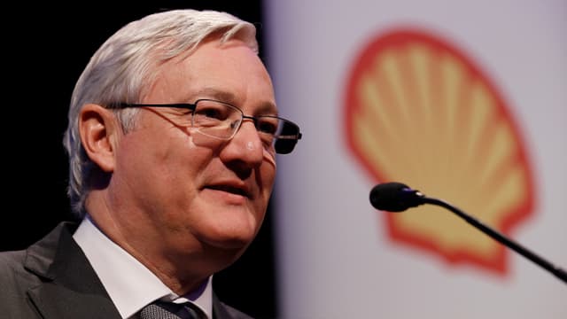 Peter Voser am Mikrofon, im Hintergrund ein Shell-Logo. Peter Voser am Mikrofon, im Hintergrund ein Shell-Logo.