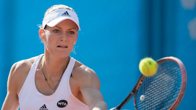 Xenia Knoll spielt eine Vorhand. Xenia Knoll spielt eine Vorhand.