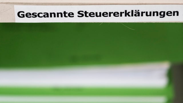 Ein Gestell mit Steuererklärungen und der Aufschrift «Gescannte Steuererklärungen». Ein Gestell mit Steuererklärungen und der Aufschrift «Gescannte Steuererklärungen».