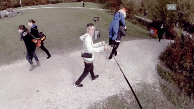 Luftaufnahme von zwei Männern die spatzieren. Luftaufnahme von zwei Männern die spatzieren.