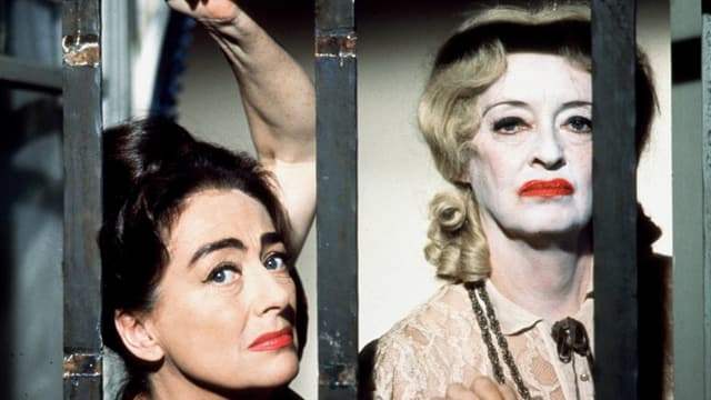 Zwei Frauen. Eine Frau ist als Clown geschminkt. Zwei Frauen. Eine Frau ist als Clown geschminkt.