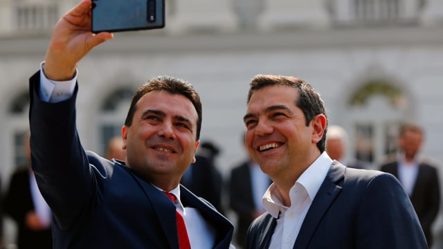 Zaev macht ein Handy-Selfie mit Tsipras. Zaev macht ein Handy-Selfie mit Tsipras.