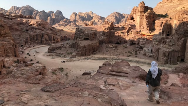 In die antike Stadt Petra ist Ali ein einsamer Touristenführer.