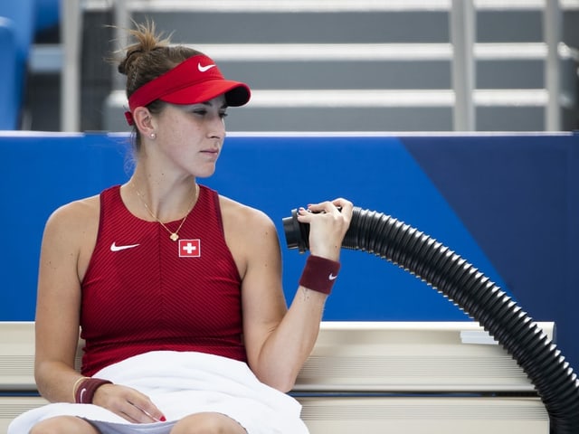 Belinda Bencic hilft sich während ihrer Zweitrunden-Partie mit künstlichem Wind gegen die Hitze.