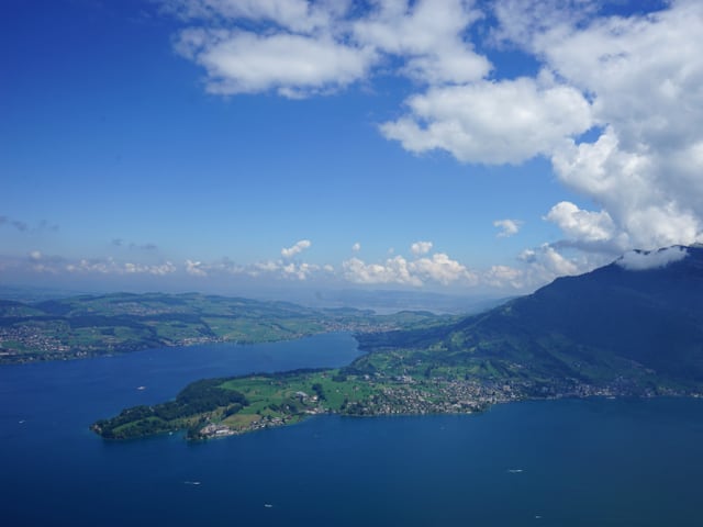 Vierwaldstätter- und Zugersee mit Rigi, blauer Himmel mit Quellwolken.