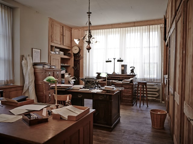 Fabrikbüro 1914 mit drei Tischen und Büroeinrichtung Fabrikbüro 1914 mit drei Tischen und Büroeinrichtung