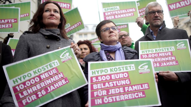 Parteimitglieder mit grünen Plakaten gegen die Hypo-Pleite. Parteimitglieder mit grünen Plakaten gegen die Hypo-Pleite.