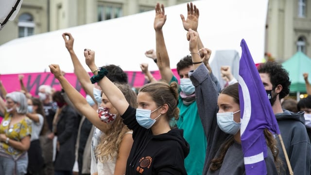 Klimaaktivisten demonstrieren auf dem Bundesplatz, am Dienstag, 22. September 2020. Mädchen strecken die Arme in die Höhe. Klimaaktivisten demonstrieren auf dem Bundesplatz, am Dienstag, 22. September 2020. Mädchen strecken die Arme in die Höhe.