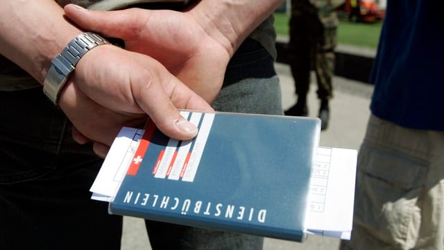 Soldat hält Dienstbüchlein in der Hand. Soldat hält Dienstbüchlein in der Hand.
