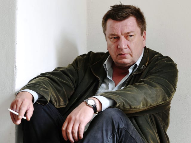 Aki Kaurismäki mit Zigarette in der Hand. Aki Kaurismäki mit Zigarette in der Hand.