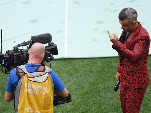 Robbie Williams zeigt Kamera den Stinkefinger