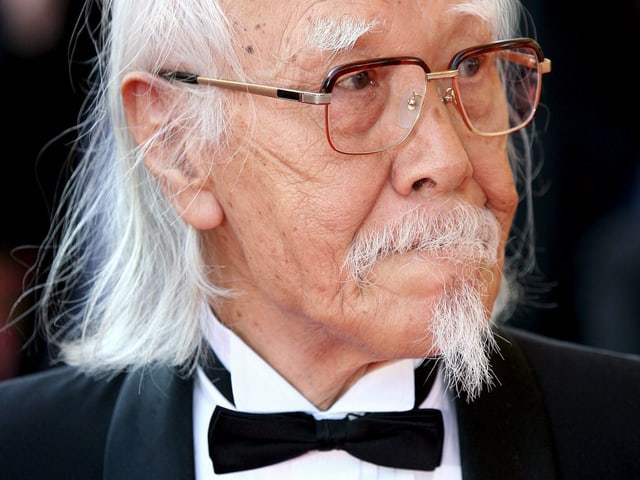Seijun Suzuki posiert für ein Foto. Seijun Suzuki posiert für ein Foto.