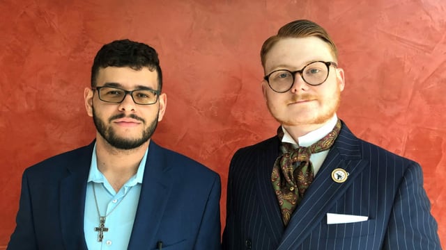 Zwei junge Männer in Sakko und Doppelreiher Zwei junge Männer in Sakko und Doppelreiher