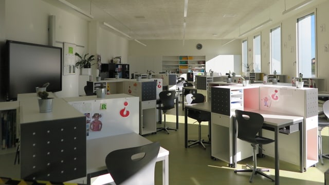 Blick in ein Klassenzimmer der Sportschule Kriens, die im neuen Fussballstadion Kleinfeld untergebracht ist. Blick in ein Klassenzimmer der Sportschule Kriens, die im neuen Fussballstadion Kleinfeld untergebracht ist.