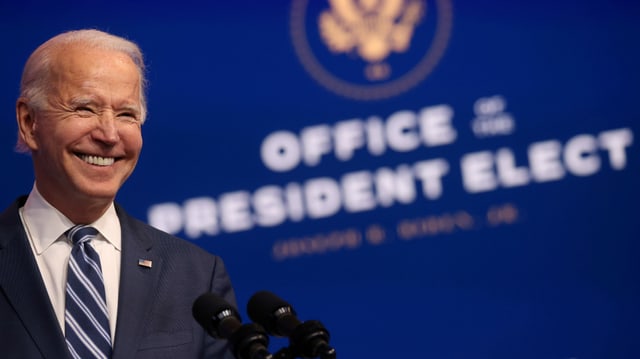 Biden lacht. Biden lacht.