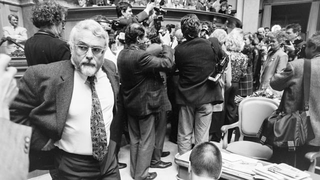 Der soeben gewählte Matthey steht ganz alleine da, während sich Fotografen und Journalisten um Brunner versammeln. Der soeben gewählte Matthey steht ganz alleine da, während sich Fotografen und Journalisten um Brunner versammeln.