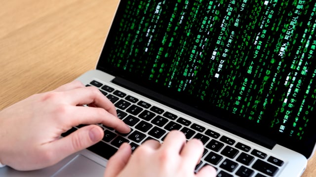 Hände auf Tastatur eines Laptops Hände auf Tastatur eines Laptops