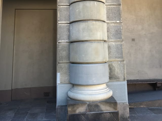Säule des Äusseren Bürgerhofes mit ersetztem Sandstein