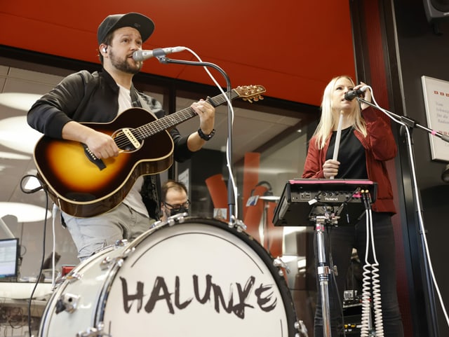 Die Band «Halunke» spielt Gitarre, Schlagzeug, E-Piano und singt live.