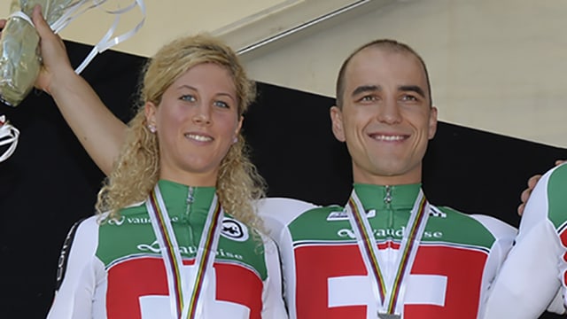 Jolanda Neff und Nino Schurter jubeln an der Mountainbike-WM 2014.