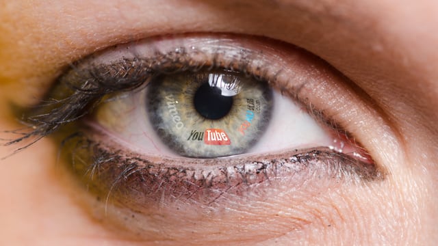 Die Iris eines Auges mit reinmontierten Logos von Videoportalen.