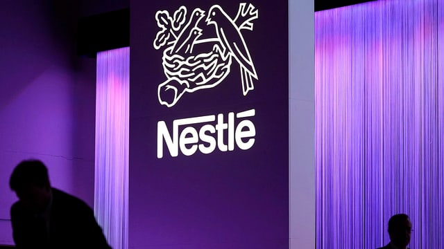 Nestlé-Logo, violettes Licht Nestlé-Logo, violettes Licht