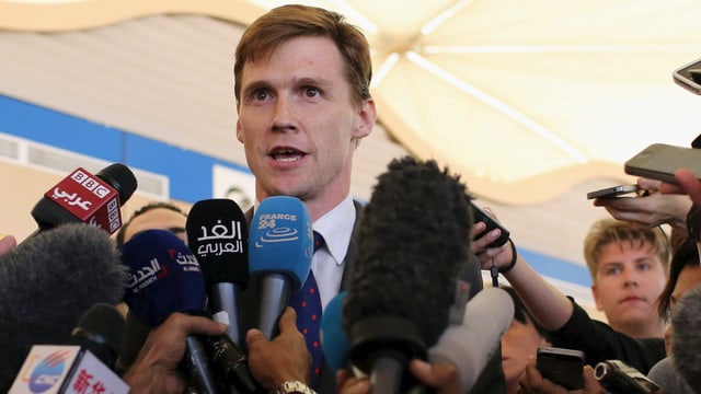 Der britische Botschafter in Ägypten, John Casson, erteilt am Flughafen in Scharm el-Scheich Auskunft. Der britische Botschafter in Ägypten, John Casson, erteilt am Flughafen in Scharm el-Scheich Auskunft.