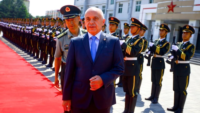 Bundespräsident Maurer beim Besuch der chinesischen Armee.