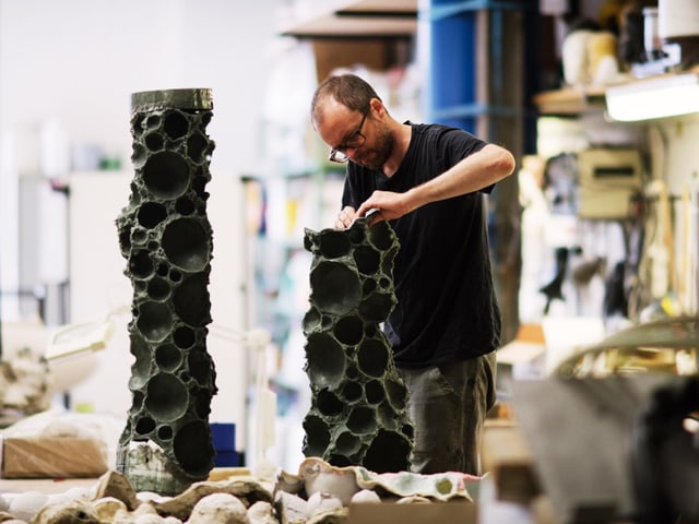 Mann arbeitet an einer Skulptur. Mann arbeitet an einer Skulptur.