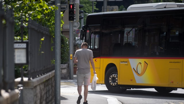 Postauto biegt ab Postauto biegt ab