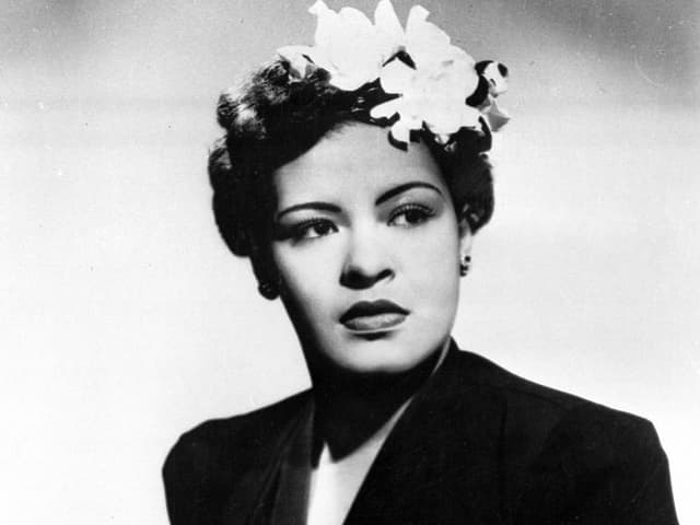 Billie Holiday mit weisser Gardenie im Haar.
