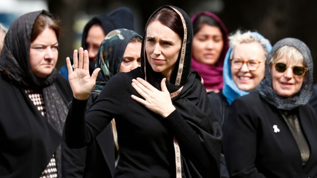 Ardern mit Kopftuch, umringt von anderen Frauen mit Kopftuch. Ardern mit Kopftuch, umringt von anderen Frauen mit Kopftuch.