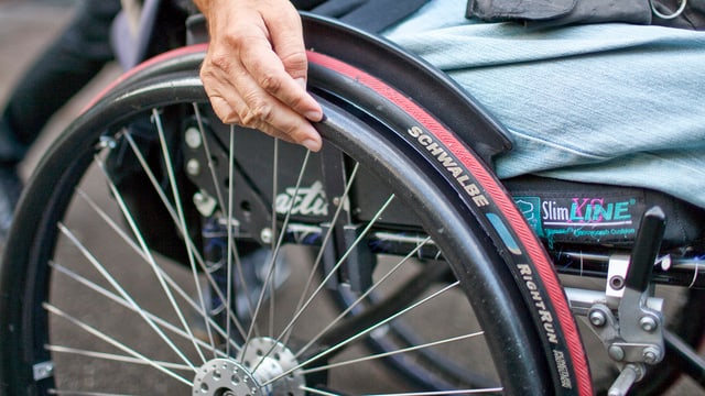 Ein Rollstuhlfahrer Ein Rollstuhlfahrer