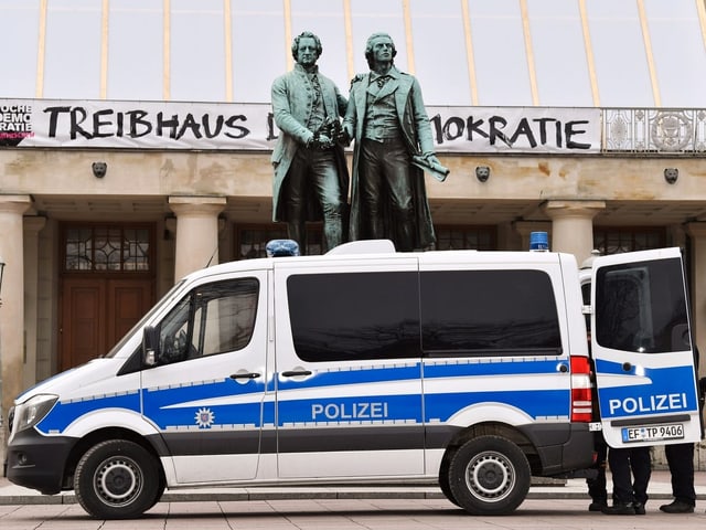 Polizeiwagen in Weimar, vor Goethe-Schiller-Denkmal auf dem Theaterplatz Polizeiwagen in Weimar, vor Goethe-Schiller-Denkmal auf dem Theaterplatz