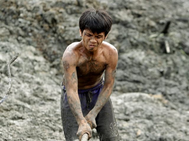 Philippino beim Wiederaufbau. Philippino beim Wiederaufbau.