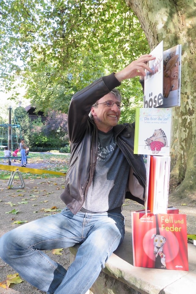Lorenz Pauli baut einen Bücherturm. Lorenz Pauli baut einen Bücherturm.