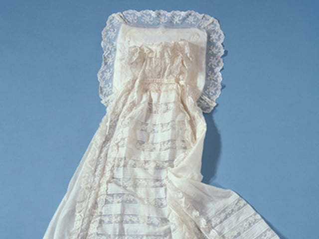 Weisses Taufkleid mit Rüschchen. Weisses Taufkleid mit Rüschchen.