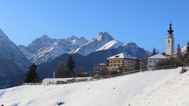 Kirche in Scuol vor schneebedeckten Bergen. Kirche in Scuol vor schneebedeckten Bergen.