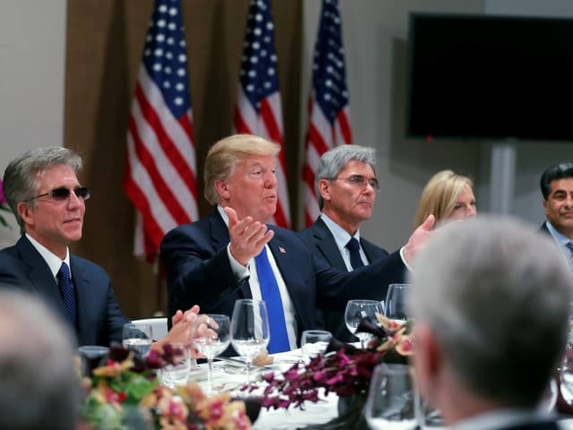 Trump beim Essen. Trump beim Essen.