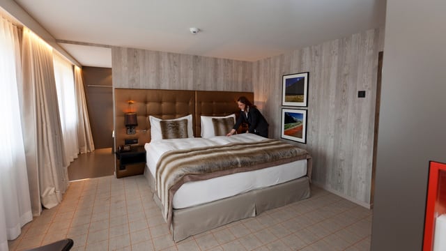 Zimmermädchen macht ein Hotelbett. Zimmermädchen macht ein Hotelbett.