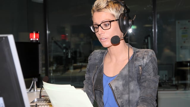 Redactura da novitads Corina Schmed moderescha. Redactura da novitads Corina Schmed moderescha.