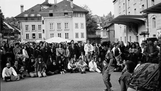Am Aarefestival 1991. Publikum sieht Darbietung. Am Aarefestival 1991. Publikum sieht Darbietung.