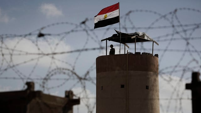 Ein Grenzsoldat blickt von Ägypten in Richtung Gaza-Streifen. Ein Grenzsoldat blickt von Ägypten in Richtung Gaza-Streifen.