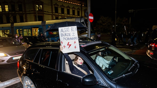 Auch in Breslau demonstrierten am Dienstagabend Tausende und blockierten die Strassen mit Autos. Auch in Breslau demonstrierten am Dienstagabend Tausende und blockierten die Strassen mit Autos.